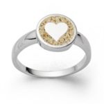 Art.-Nr. DUR-R5582 Ring "Liebe", mit einem Herz als Motiv, eingebettet in Strandsand, gefaßt in rhodiniertem 925er Sterlingsilber.