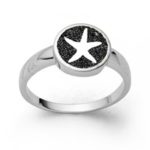 Art.-Nr. DUR-R5585 Ring "Traum", mit einem Seestern als Motiv, eingebettet in Lavasand, gefaßt in rhodiniertem 925er Sterlingsilber.