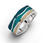 Art.-Nr. DUR-R5588 RING "EBBE & FLUT" STEINSAND Ring "Ebbe & Flut" Sand-Mix, Wellenmuster, gefüllt mit blauem Steinsand in zwei verschiedenen Blautönen und Strandsand, besteht aus rhodiniertem 925er Ste er, 92,00€