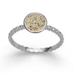 Art.-Nr. DUR-R5608 Zierlicher Ring "Sandschale 2.0" aus rhodiniertem 925er Sterling-Silber mit einer kleinen Schale, gefüllt mit Strandsand. Die filigrane Ringschiene besticht durch die Aneinanderreihung von kleinen Silberkügelchen und erhält so ein verspieltes Flair.