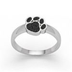 Art.-Nr. DUR-R5610 Ring "Pfote", mit einer Hundepfote als Motiv, eingebettet in Lavasand, gefaßt in rhodiniertem 925er Sterlingsilber.