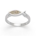 Art.-Nr. DUR-R5612 Ring "Fisch", mit einer Fischsilhouette, eingebettet in Strandsand, gefaßt in rhodiniertem 925er Sterlingsilber. 70,00€