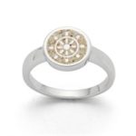 Art.-Nr. DUR-R5617 Ring "Steuerrad", mit einem in Strandsand eingebettetem Steuerrad, gefasst in rhodiniertem 925er Sterlingsilber.