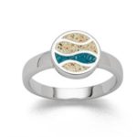 Art.-Nr. DUR-R5670 Ring "Ebbe & Flut", mit Wellenmuster, gefüllt mit Strandsand und blauem Steinsand, gefaßt in rhodiniertem 925er Sterlingsilber. Durch die Rhodinierung ist das Schmuckstück anlaufgeschützt.