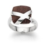 Art.-Nr. DUR-R5705 Schmaler Ring "Schatztruhe" mit einem aufgesetzten, eckigen Element aus Holz, verziert mit geschwungenem 925er Sterlingsilber. Die Ringschiene ist variabel zu verstellen, alles aus 925er Sterlingsilber.