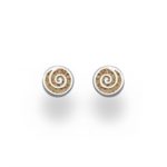 Art.-Nr. DUR-O5214 Kleiner runder flacher Ohrstecker "Sandspirale 2.0": mit Strandsand gefüllt und einer eingearbeiteten Spirale. Die Fassung und die Spirale sind aus rhodiniertem 925er Sterling-Silber gefertigt. Durch die Rhodinierung ist das Schmuckstück anlaufgeschützt
