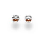 Art.-Nr. DUR-O5249 Runder Ohrstecker "Ebbe & Flut 8 mm", im unteren Drittel mit Bernstein gefüllt, aus rhodiniertem 925er Sterling-Silber. Durch die Rhodinierung ist das Schmuckstück anlaufgeschützt.