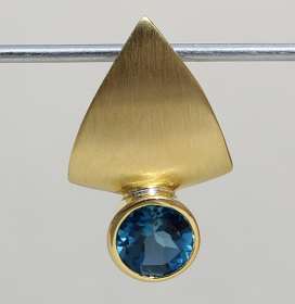 Art.-Nr. Ca-AS1747TL Silberanhänger mit 8 mm London blue Topas, vergoldet Maße: 27x16,5 Steinmaß: 8 mm, ohne Kette, 167,00€