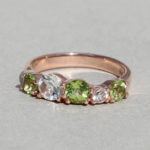 Art.-Nr. Ca-RS1744P Silberring mit Peridot und Prasiolith, rosé vergoldet, Maße Ringschiene : 3 mm breit, Steinmaß: 5|4,5|4 und 3 mm, 127,00€