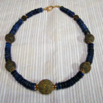 Art.-Nr. 1180 Lapislazuli Linsen 8mm, goldene Lavakugeln Ø8-14-20mm verg. Silberlinsen 4-6-8mmn, Zwischenteile und Knebelverschluss aus verg. 925 Sterling Silber, 98,00€