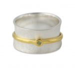 Art.-Nr. Ca-RS1770P Silberring mit 2,5mm Peridot, 18ct vergoldet,Maße Ringschiene: 11,5 mm breit, Steinmaß: 2,5 mm, 150,00€