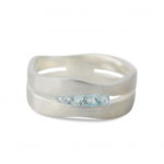 Art.-Nr. Ca-RS1772T Silberring "Spalte" mit Topas,Maße Ringschiene : max. 8,5 mm breit ,Steinmaß: 3/1,2/2,2/1/1,1 mm, 109,00€