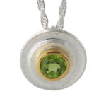 Art.-Nr. Ca- AS1767P Silberanhänger mit 8mm Peridot, 18ct vergoldet, ohne Kette, Maße: 20mm, Steinmaß: 8mm, 155,00€